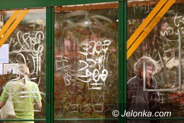 JELENIA GÓRA: Przystanek znów „skatowany”