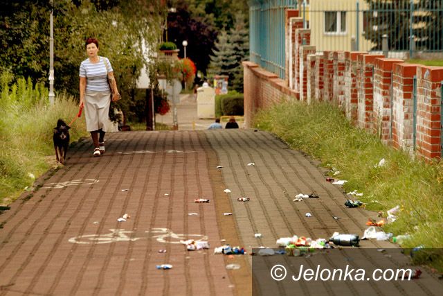 JELENIA GÓRA: Nocna demolka wśród blokowiska