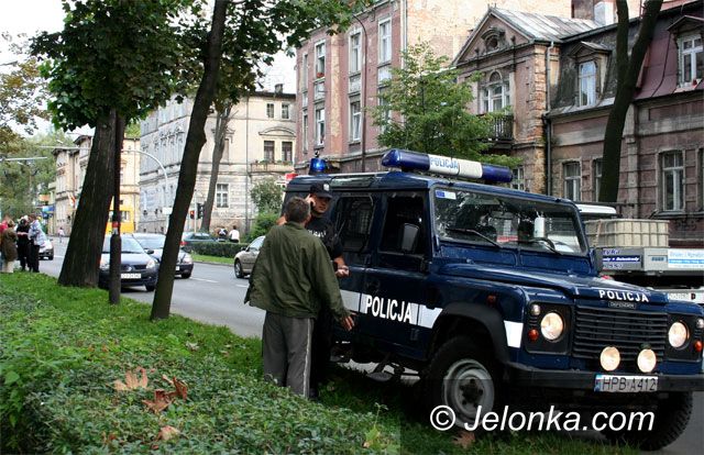 JELENIA GÓRA: Pijany w sztok wszedł pod koła samochodu