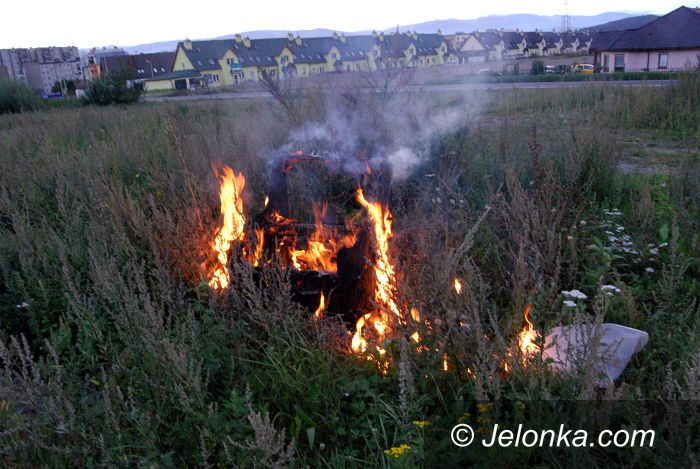 JELENIA GÓRA: Sposób na śmieci? Ognisko!