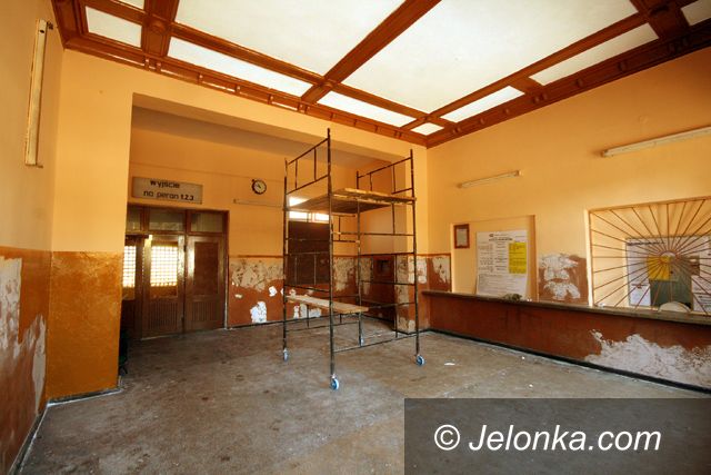 REGION JELENIOGÓRSKI: Dworce kolejowe odzyskują blask