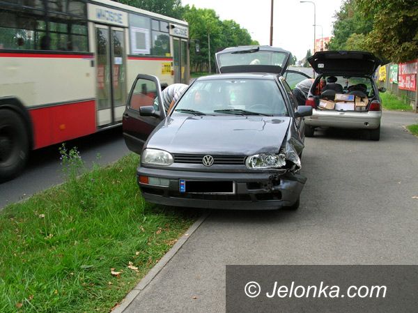 Jelenia Góra: Wjechała pod volkswagena, trafiła do szpitala