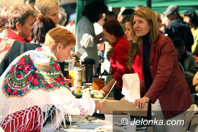 JELENIA GÓRA: Plac Ratuszowy prawdziwie targowy