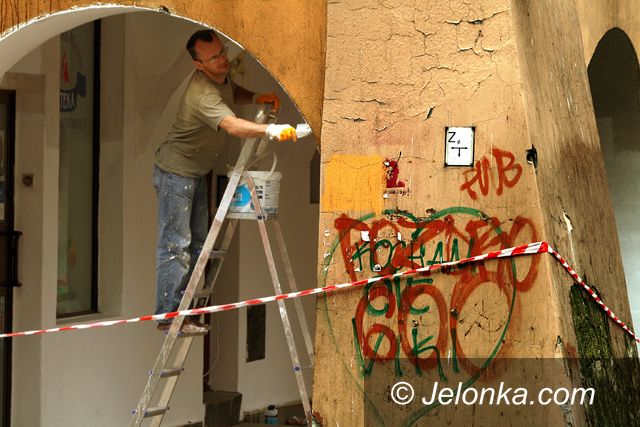 JELENIA GÓRA: Ślepe kamery pod Ratuszem