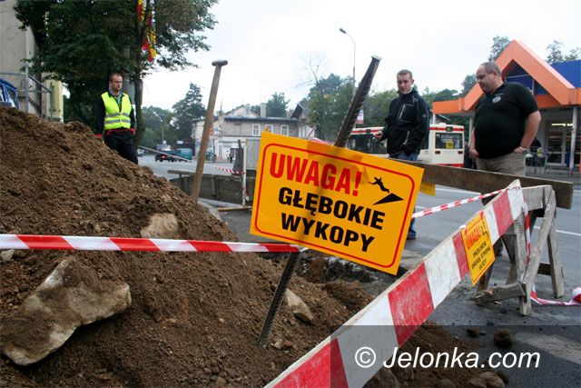 JELENIA GÓRA: Pękła rura – ruch utrudniony