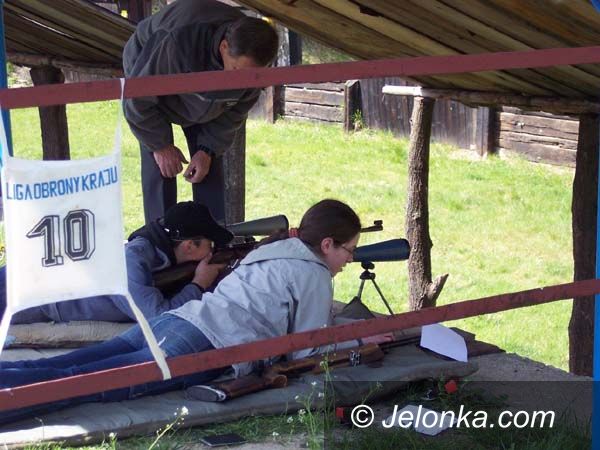 JELENIA GÓRA: Równi równiejsi w szkolnych zawodach strzeleckich