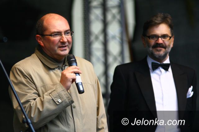 JELENIA GÓRA: Kabaretowa beczka śmiechu na placu Ratuszowym