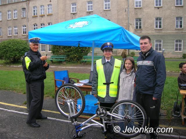 JELENIA GÓRA: „Mechanik” z policją za pan brat