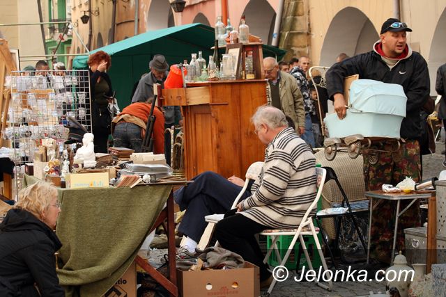 JELENIA GÓRA: Osobliwy świat staroci w rynku
