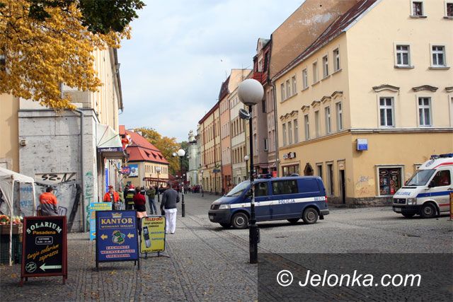 JELENIA GÓRA: Blokada traktu przez bombowy alarm