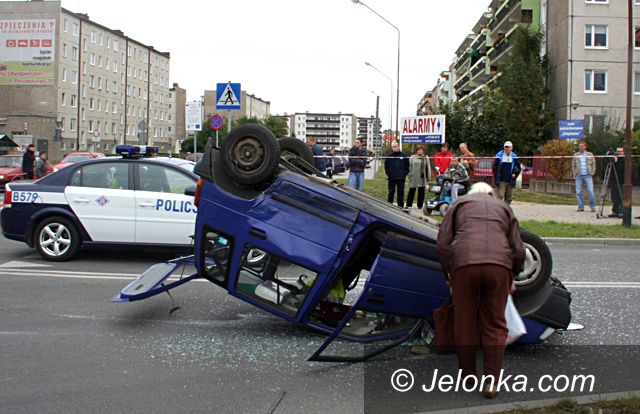 JELENIA GÓRA: Nie ustąpił pierwszeństwa i doprowadził do dachowania