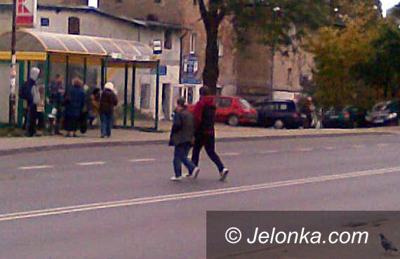 JELENIA GÓRA: Starsi piesi kuszą śmierć