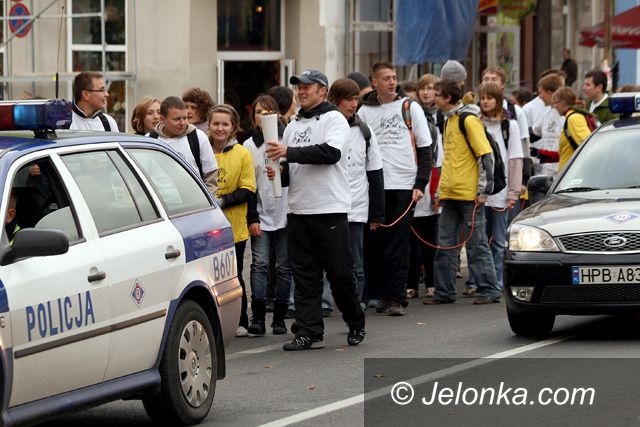 JELENIA GÓRA: Papieski ogień ogrzał Sztafetę Pokoleń
