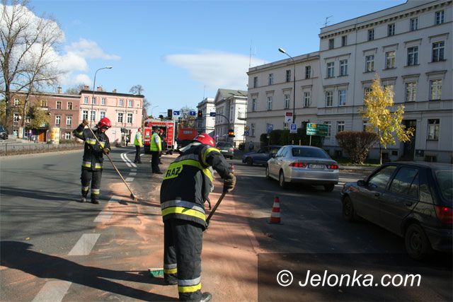 JELENIA GÓRA: Wyciek oleju spowodował gigantyczne korki