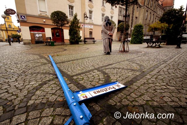 JELENIA GÓRA: Kto zniszczył znak: – wandal, czy nieuważny kierowca