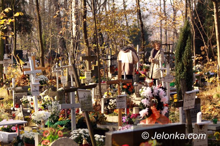 JELENIA GÓRA: Refleksja nad przemijaniem pośród zniczy pamięci