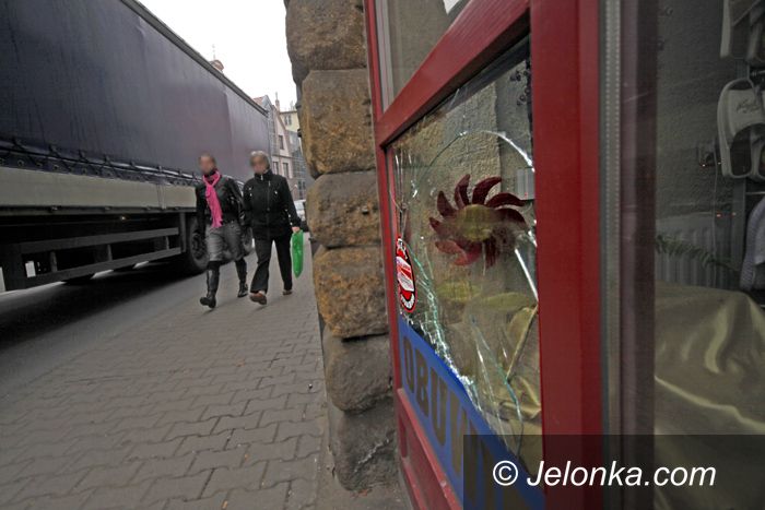 JELENIA GÓRA: Witryny pokusą dla łobuzów