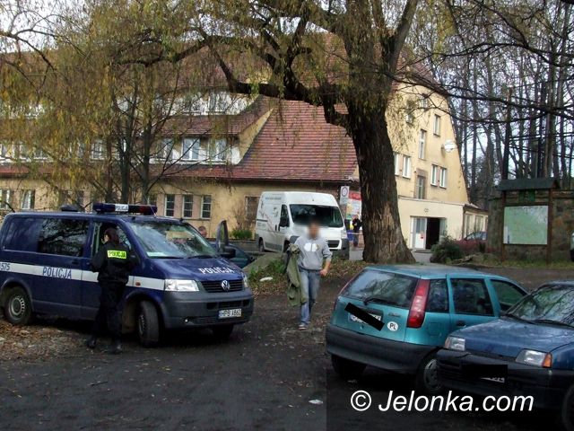 JELENIA GÓRA: Na pasażu dla pieszych dostawczy bus potrącił kobietę