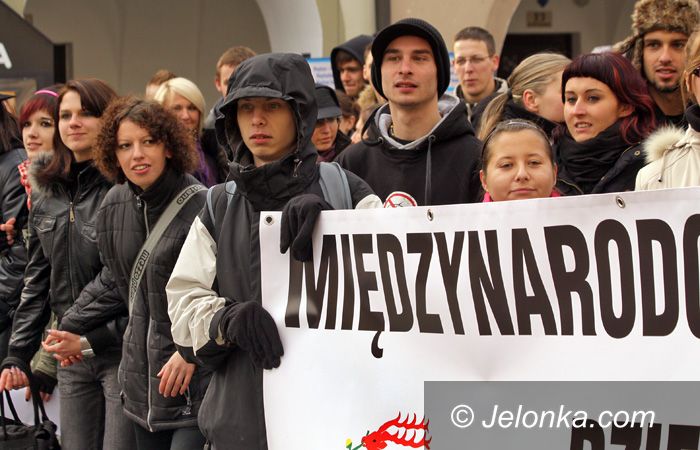 JELENIA GÓRA: A mury runą, runą przed studentami!