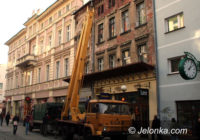 JELENIA GÓRA: Cegła z rudery o mało nie trafiła w głowę radnego