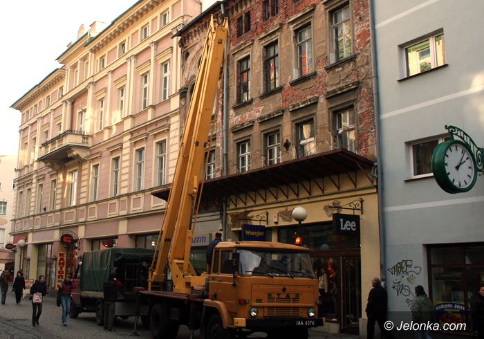 JELENIA GÓRA: Cegła z rudery o mało nie trafiła w głowę radnego