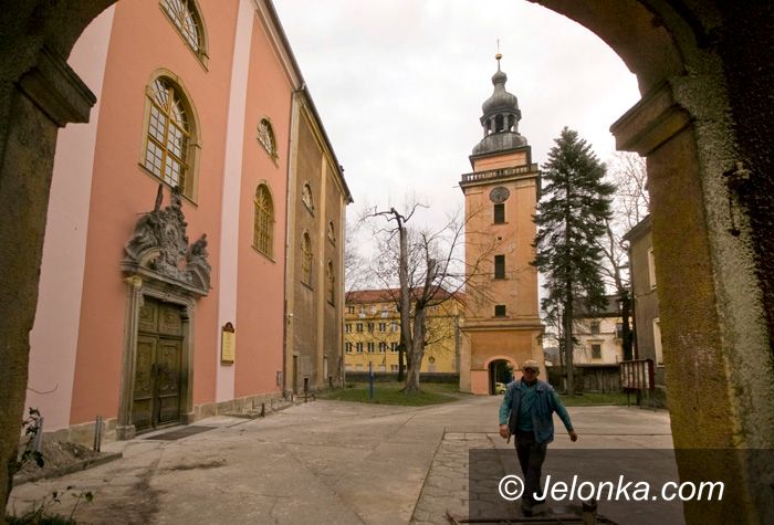 JELENIA GÓRA: Połowiczny blask barokowej świątyni