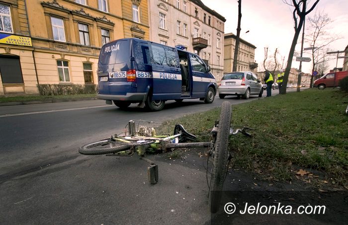 JELENIA GÓRA: Wpadają z rowerami pod samochód