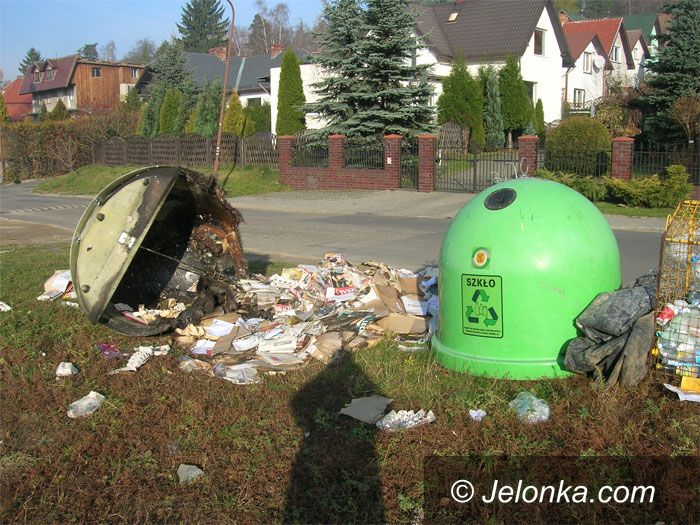 JELENIA GÓRA: Piroman podpalał śmietniki
