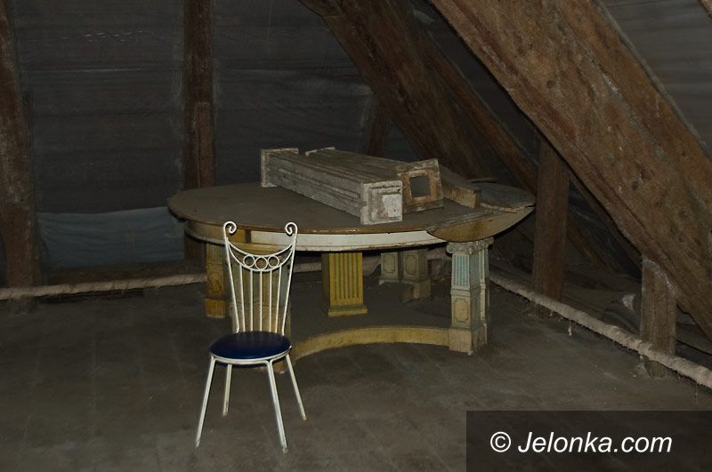 JELENIA GÓRA: Wanna Schaffgotscha  na strychu pałacu
