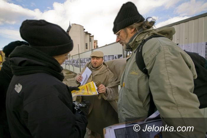 JELENIA GÓRA: Płot na starówce ożył fotografią