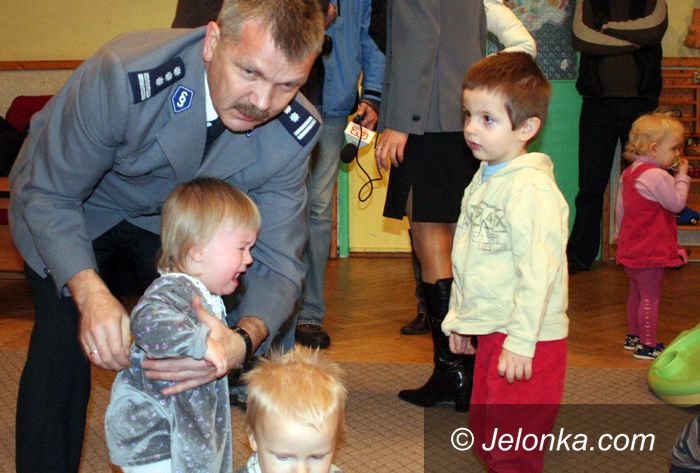JELENIA GÓRA: Mikołaje w mundurach opanowali dom dziecka