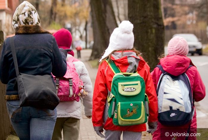 JELENIA GÓRA/ KRAJ: Odciążą uczniów od dźwigania ciężarów