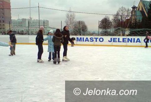 JELENIA GÓRA: Śmigają na zabobrzańskim lodowisku