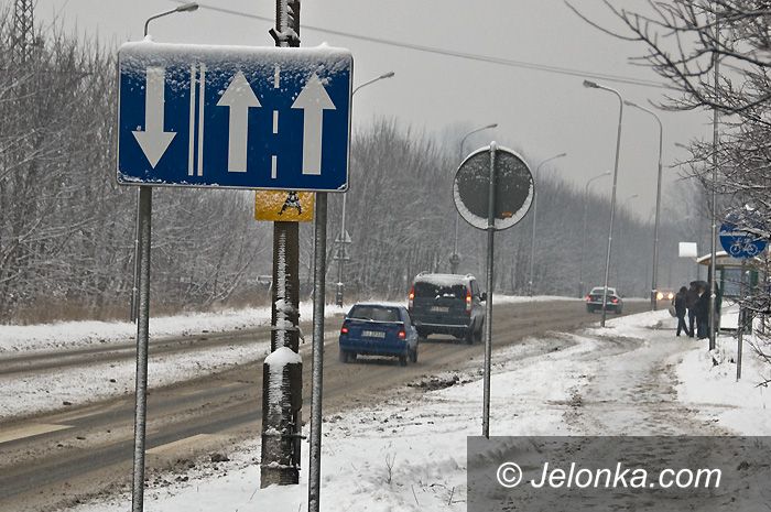 JELENIA GÓRA/REGION: Fatalne warunki na drogach – zima trzyma