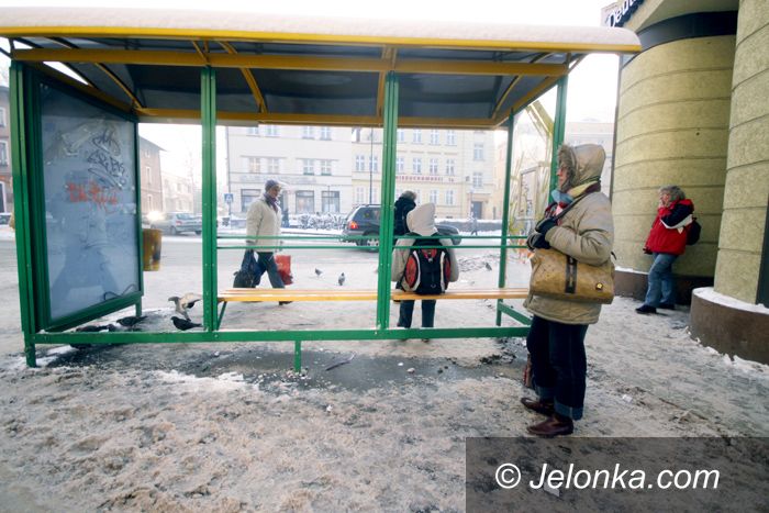 JELENIA GÓRA: Oby nie zamarznąć na zdemolowanych przystankach