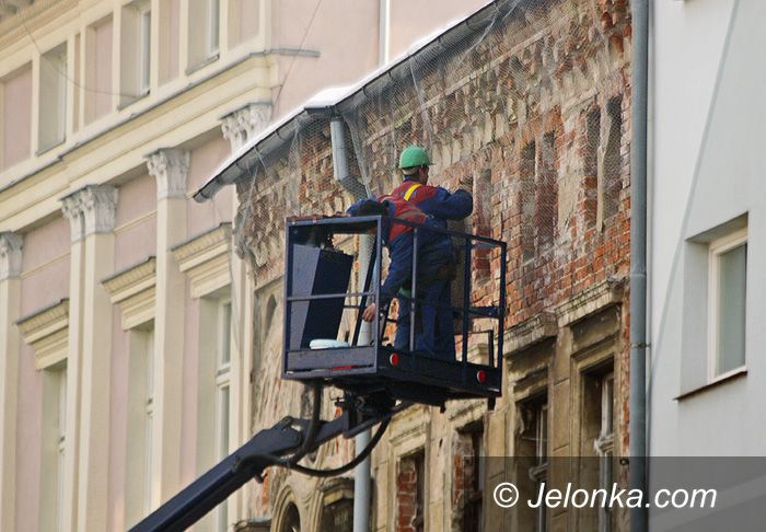 JELENIA GÓRA: Zamiast remontu siatka zabezpieczająca
