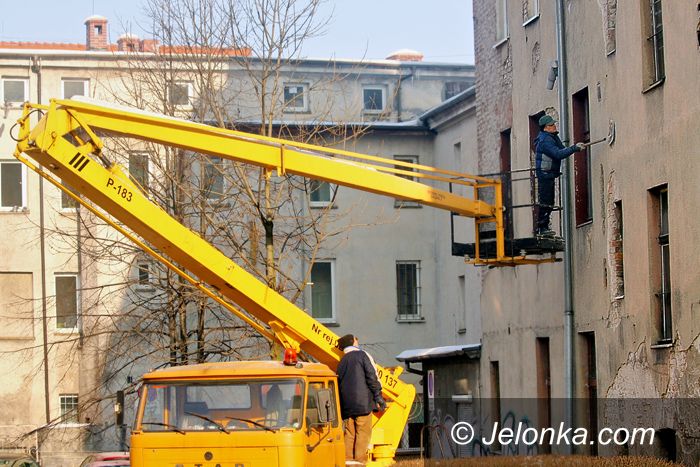 JELENIA GÓRA: Tynk się sypie, to go szpadlem