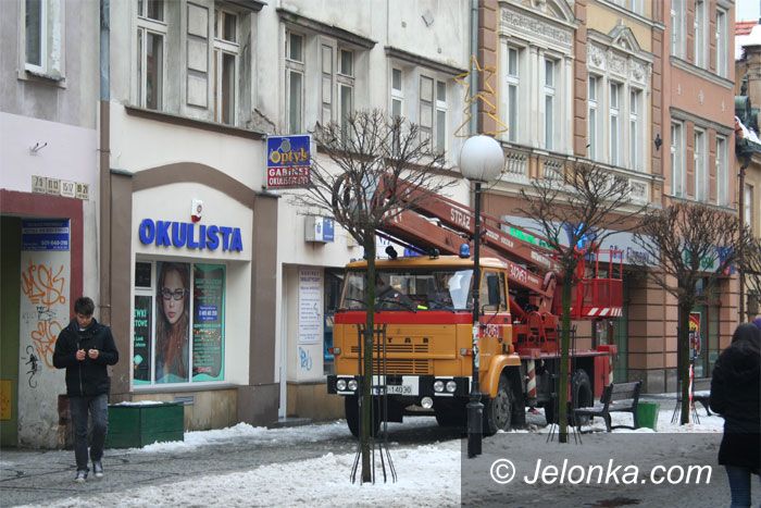 JELENIA GÓRA: Niebezpieczeństwo wisi na włosku