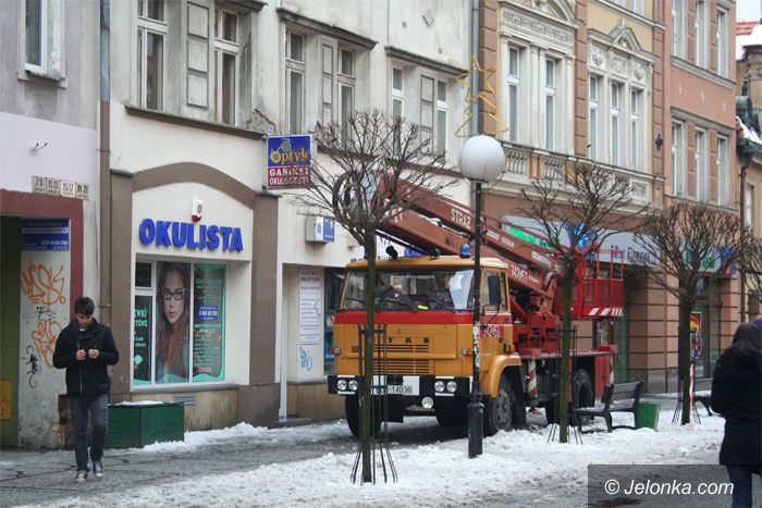 JELENIA GÓRA: Niebezpieczeństwo wisi na włosku