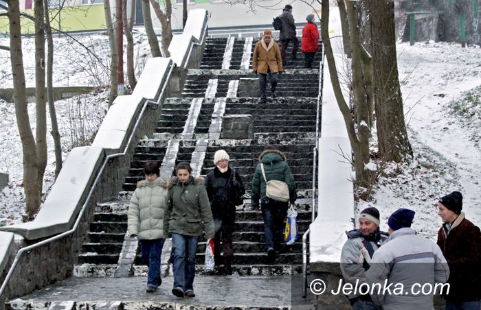 JELENIA GÓRA: Chodniki jak lodowiska