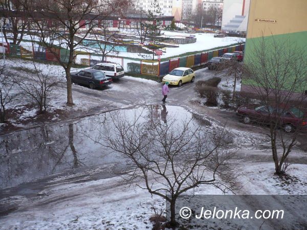 JELENIA GÓRA: Po mrozach ślizgawka, przy odwilży bajoro