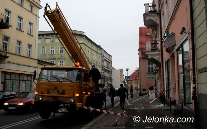 JELENIA GÓRA: Cegły znów runęły na chodnik obok przechodniów