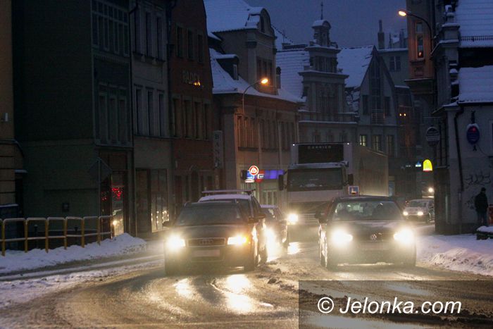 JELENIA GÓRA: Śliska breja utrudnia jazdę