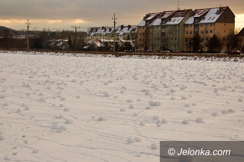 JELENIA GÓRA: Śnieżne cylindry stworzone przez wiatr