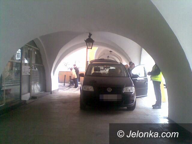 JELENIA GÓRA: Robią parking pod arkadami
