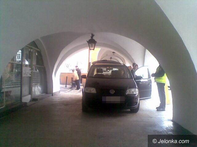 JELENIA GÓRA: Robią parking pod arkadami