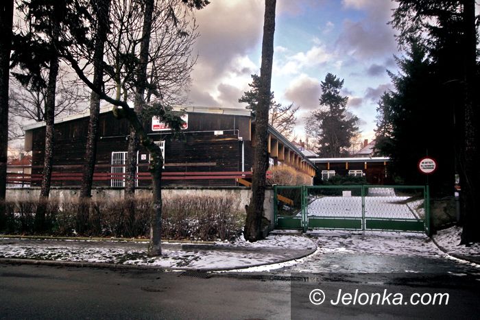 JELENIA GÓRA: Prokuratura wraca do baraków&#8230; samochodami