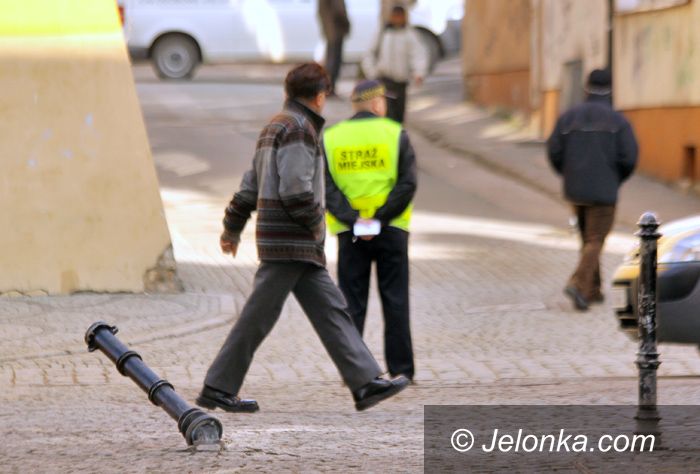 JELENIA GÓRA: Kolejny słupek staranowany