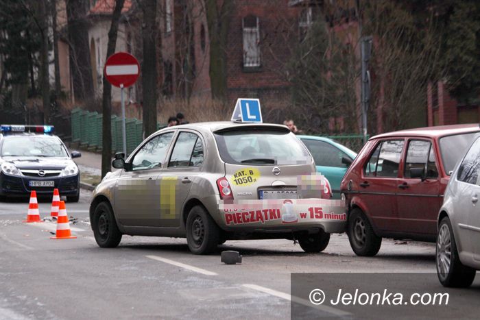 JELENIA GÓRA: Fiatem w „elkę” – kolizja na trudnej krzyżówce