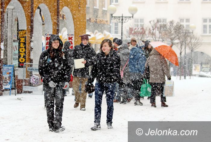 JELENIA GÓRA: W śniegu dziękowali serduszkami za dobre serce